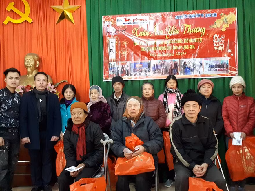 Nhận quà của Chương trình “Xuân ấm yêu thương”. Ảnh: Duy Chiến 