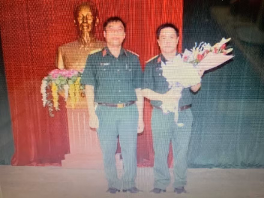 Đại tá Hoàng Văn Hữu (bìa phải) trưởng thành và có nhiều đóng góp cho lực lượng vũ trang Quân khu 1vaf Bộ CHQS tỉnh Cao Bằng .Ảnh: TL