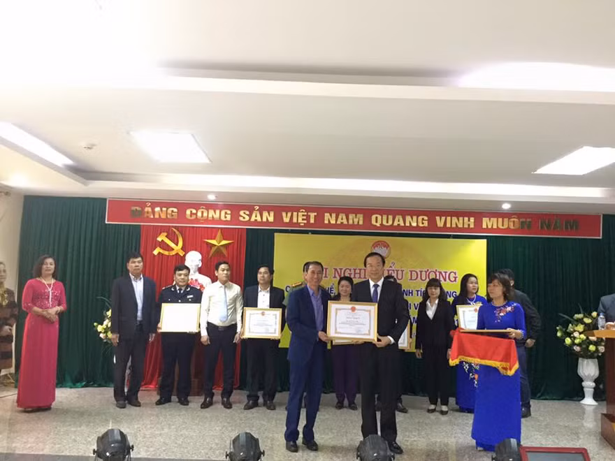 Chủ tịch UBND tỉnh Lạng Sơn trao tặng Bằng khen cho Phóng viên báo Tiền Phong (bìa trái). 