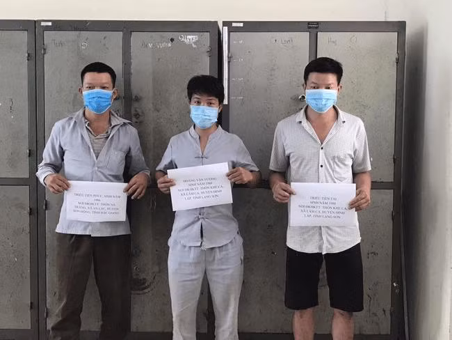 Ba đối tượng phá rừng phòng hộ bị khởi tố .Ảnh: B. Huệ 
