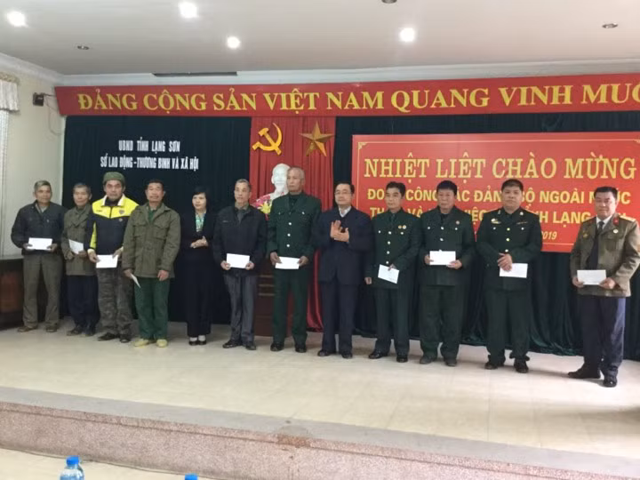 Các cựu chiến binh, thương binh chiến tranh 1979 nhận quà tri ân. Ảnh: Duy Chiến
