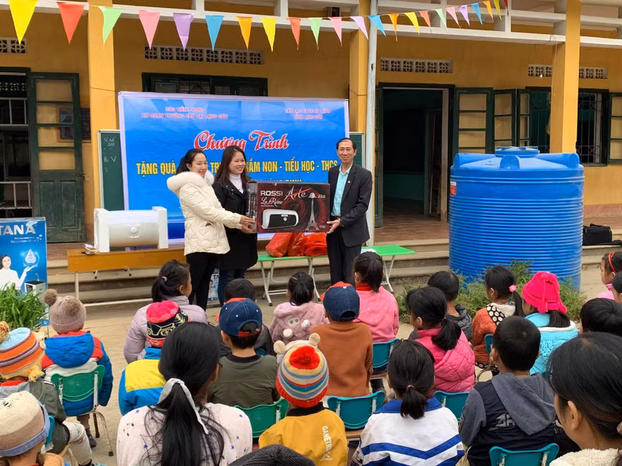 Trao máy lọc nước, bình nóng lạnh và bồn chứa nước cho điểm trường mầm non Quyết Thắng, xã Đoàn Kết. Ảnh: TL