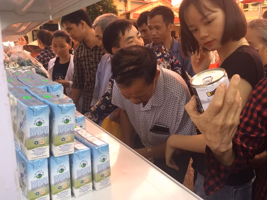 Trên 200 hộ dân nghèo ở huyện Cao Lộc tham gia "Chợ nhân đạo". Những nhu yếu phẩm thiết yếu cho cuộc sống hàng ngày rất "đắt hàng" .Ảnh: Duy Chiến 