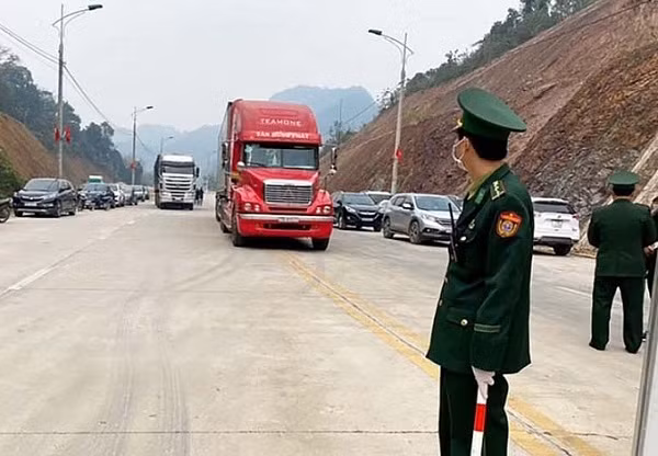 Chủ hàng và nhân công bốc xếp hàng hóa nhộn nhịp tại cửa khẩu Tân Thanh .Ảnh: Duy Chiến
