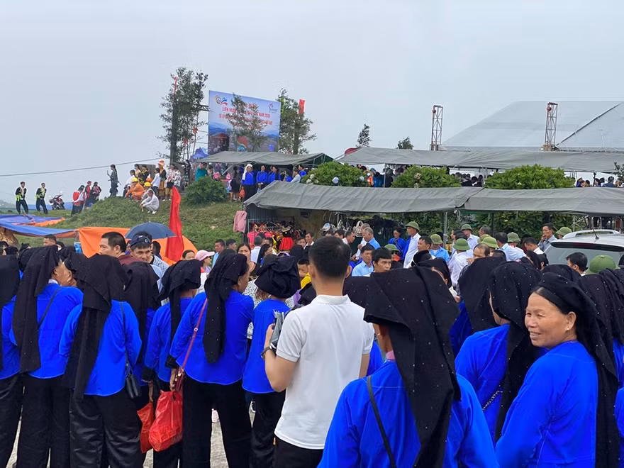 Đồng bào các dân tộc ở xứ Lạng Sơn trẩy hội Mẫu Sơn năm nay rất đông .Ảnh: T. Tâm