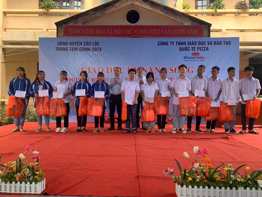 15 học sinh nghèo ở huyện Cao Lộc nhận quà của báo Tiền Phong và Cty Cường Quốc (Lạng Sơn). Ảnh: Duy Chiến