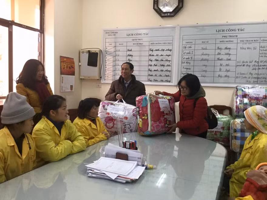 Trao quà tận tay cho các bệnh nhân *ảnh: Duy Chiến Nhiều người xúc động đón nhận chăn ấm *ảnh: Duy Chiến