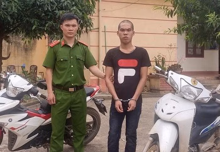 Đối tượng Thư (bìa phải) tại cơ quan điều tra .Ảnh: A. Khoa 