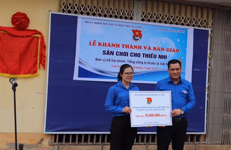 Bí thư đoàn khối Doanh nghiệp trung ương (bìa phải) trao biển khánh thành, bàn giao sân chơi cho thiếu nhi huyện Văn Lãng .Ảnh: Duy Chiến