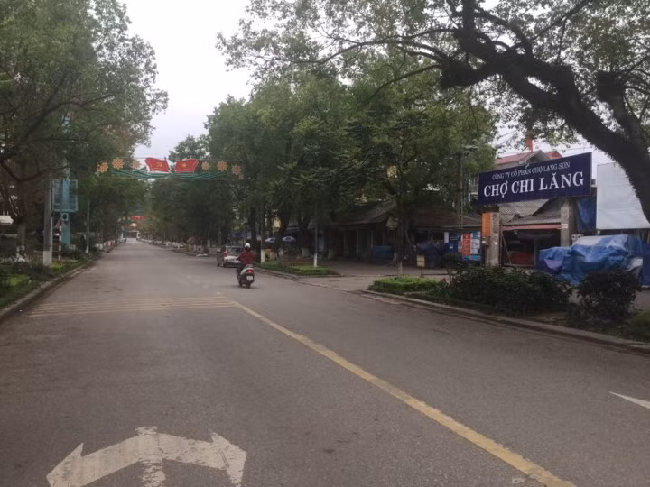 Đường phố Lạng Sơn và khu chợ đầu mối Chi Lăng thuộc phường Chi Lăng khá vắng vẻ, bình lặng .Ảnh Duy Chiến