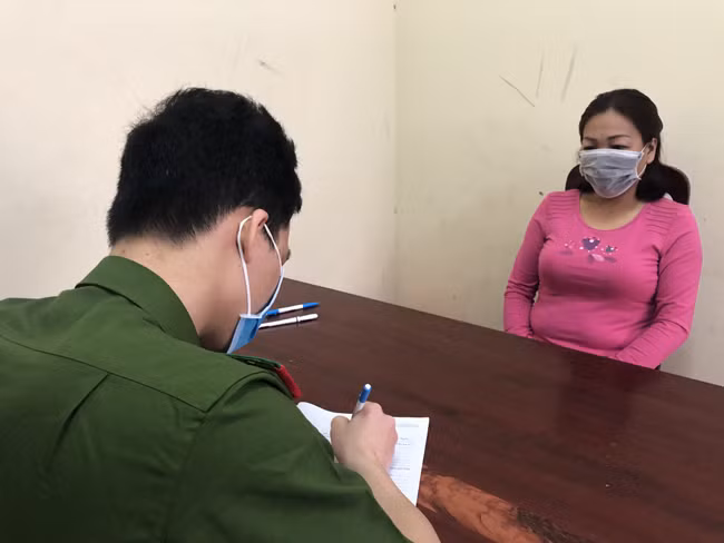 Bà Huyền (bìa phải) ra đầu thú và khai nhận hành vi phạm tội .Ảnh: Duy Chiến