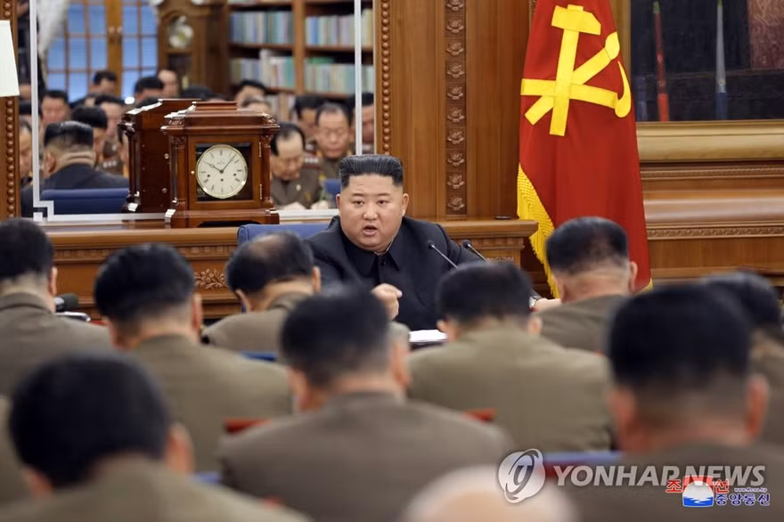 Nhà lãnh đạo Triều Tiên Kim Jong-un chủ trì cuộc họp về tăng cường khả năng quân sự ngày 22/12.