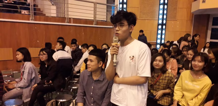 Các bạn trẻ đặt các câu hỏi với diễn giả tại talkshow