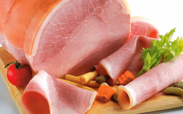 Người bị bệnh vảy nến nên kiêng ăn thực phẩm chế biến sẵn như thịt nguội, xúc xích. Ảnh minh hoạ: Internet
