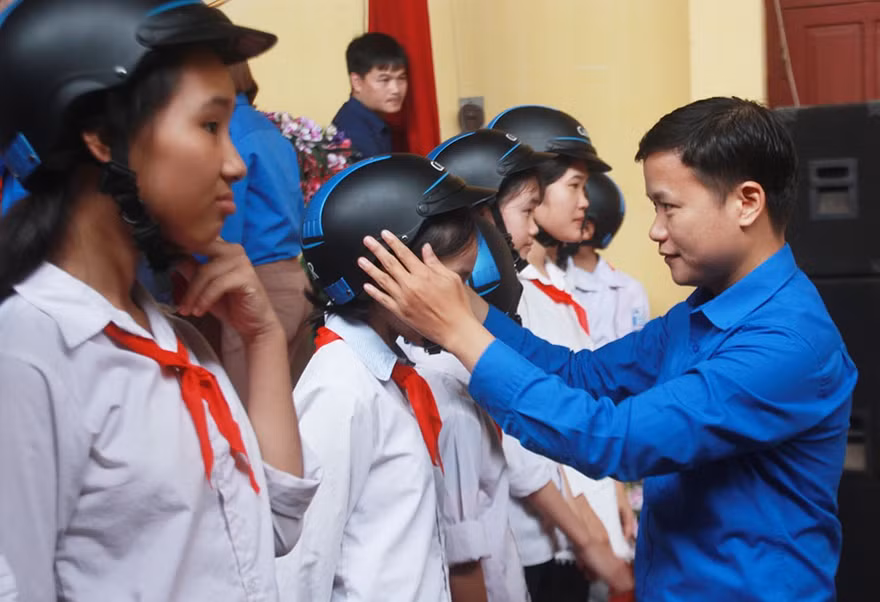 Trao tặng mũ bảo hiểm cho học sinh trường THCS Bảo Sơn, huyện Lục Nam, tỉnh Bắc Giang 