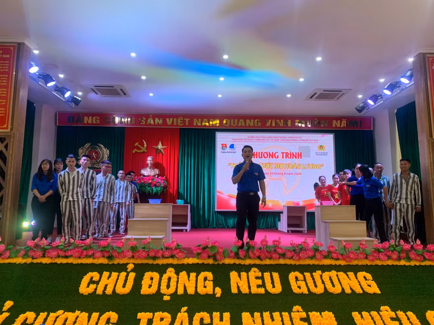 Đoàn viên, thanh niên Thủ đô giao lưu văn nghệ với các phạm nhân đang cải tạo tại TRại giam Suối Hai, Ba Vì, Hà Nội.