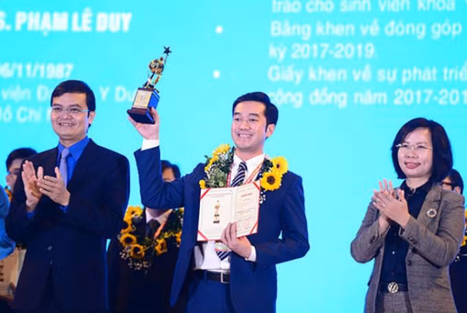 Anh Bùi Quang Huy, Ủy viên dự khuyết T.Ư Đảng, Bí thư thường trực T.Ư Đoàn, Chủ tịch Hội Sinh viên Việt Nam trao giải thưởng Quả Cầu Vàng năm 2020. 