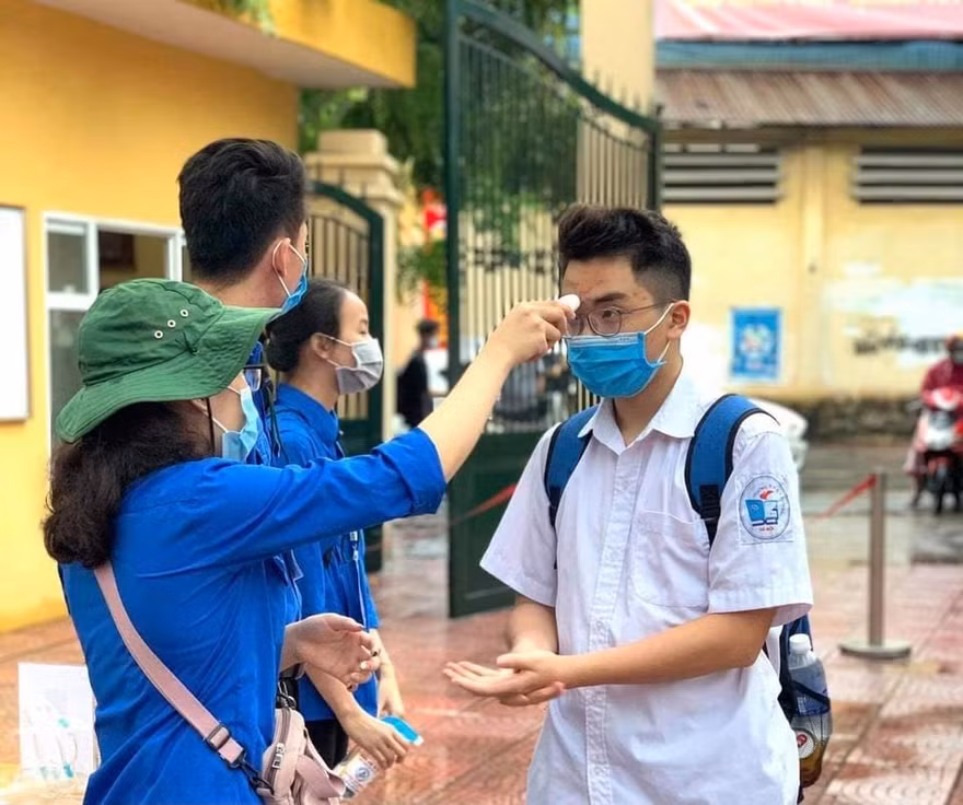 Thanh niên tình nguyện hỗ trợ thí sinh tại chương trình "Tiếp sức mùa thi" năm 2021.