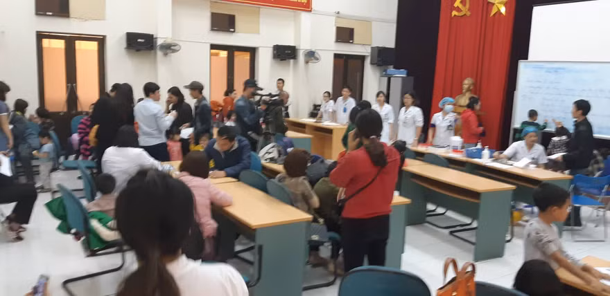 Số lượng trẻ đến xét nghiệm quá đông nên BV Nhiệt đới Trung ương phải sử dụng cả Hội trường để làm nơi đón tiếp.