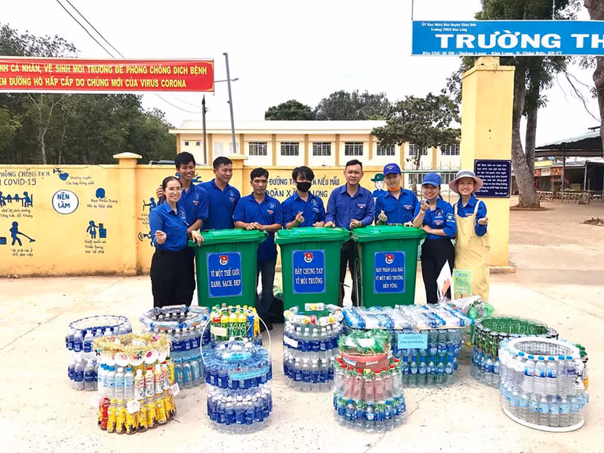 Các bạn trẻ tại xã Kim Long (huyện Châu Đức, Bà Rịa Vũng Tàu) hào hứng bên sản phẩm nhựa tái chế thành các chậu trồng hoa, thùng rác.