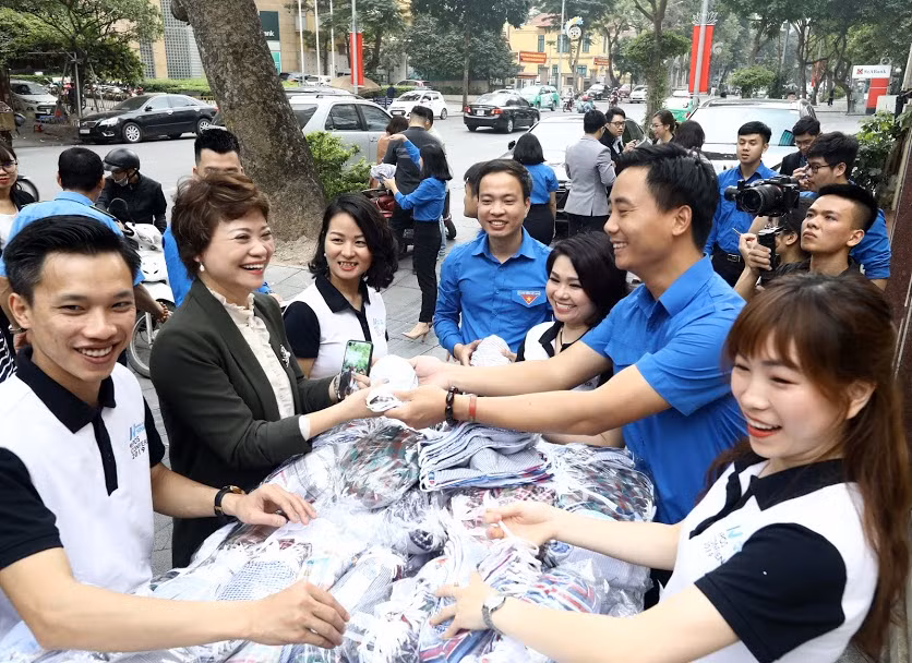 Thành Đoàn Hà Nội và Công ty Manulife trao tặng khẩu trang đến ĐVTN Thủ đô Hà Nội