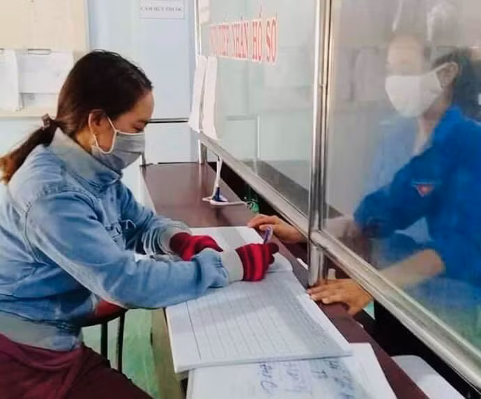 Tuổi trẻ Bình Thuận hỗ trợ người dân giải quyết thủ tục hành chính nhanh, gọn trong Ngày thứ 7 tình nguyện. 