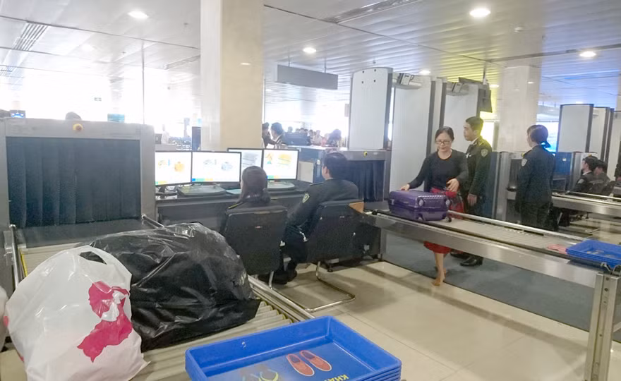 Trong tiền vé máy bay, các hãng thu hộ doanh nghiệp khai thác sân bay phí sử dụng sân bay và phí an ninh soi chiếu. Tuy nhiên, nếu khách huỷ vé, bỏ chuyến, số tiền này hãng cũng không phải thanh toán cho doanh nghiệp sân bay, cũng không trả hành khách.