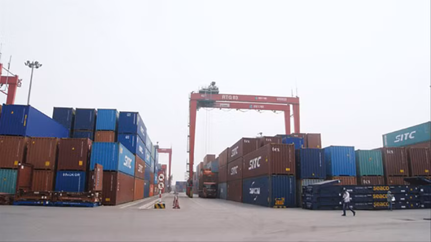 Hiện 99% thị phần vận tải container xuất nhập khẩu của Việt Nam rơi vào tay hãng tàu nước ngoài. Ảnh minh hoạ: Phạm Thanh.