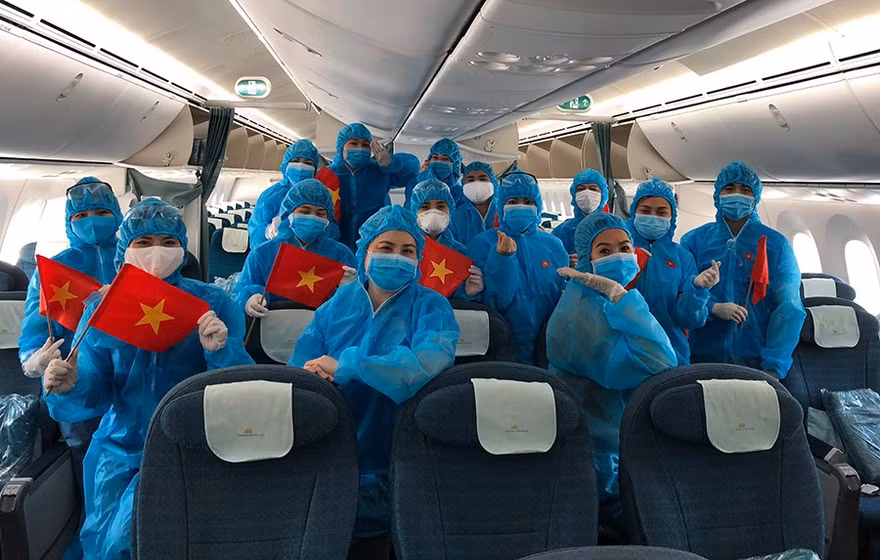 Tất cả các tổ bay đều được cách ly sau mỗi chuyến bay, và tổ bay quốc tế không được bay nội địa.
