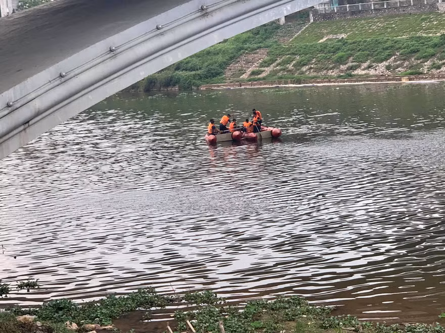 Nơi phát hiện thi thể anh A ở giữa sông Kỳ Cùng .Ảnh: Duy Chiến 