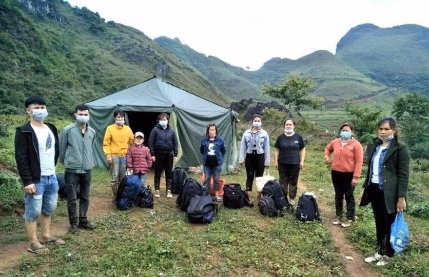 Nhóm người nhập cảnh trái phép bị lực lượng Biên phòng Cao Bằng bắt giữ sáng 3/5 .Ảnh: TL