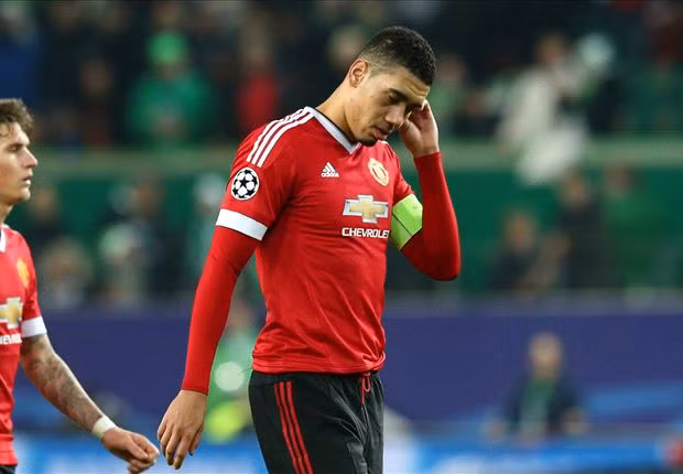 Smalling sẽ phải nghỉ thi đấu cả tháng vì gãy ngón chấn.