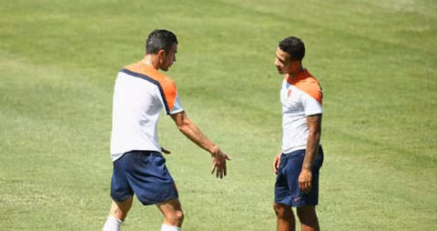 Van Persie và Depay tranh cãi với nhau.