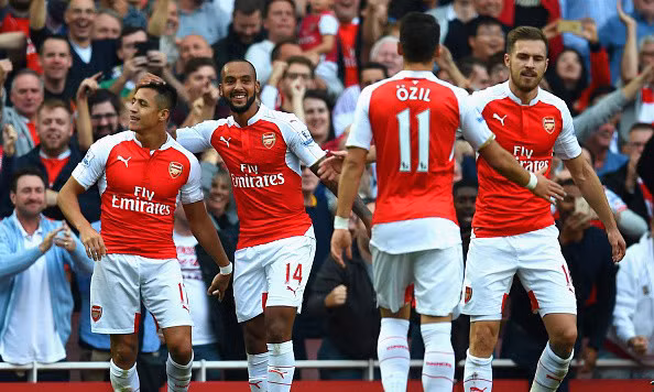 Sanchez lập cú đúp khi trận đấu mới chỉ trôi qua 20 phút.