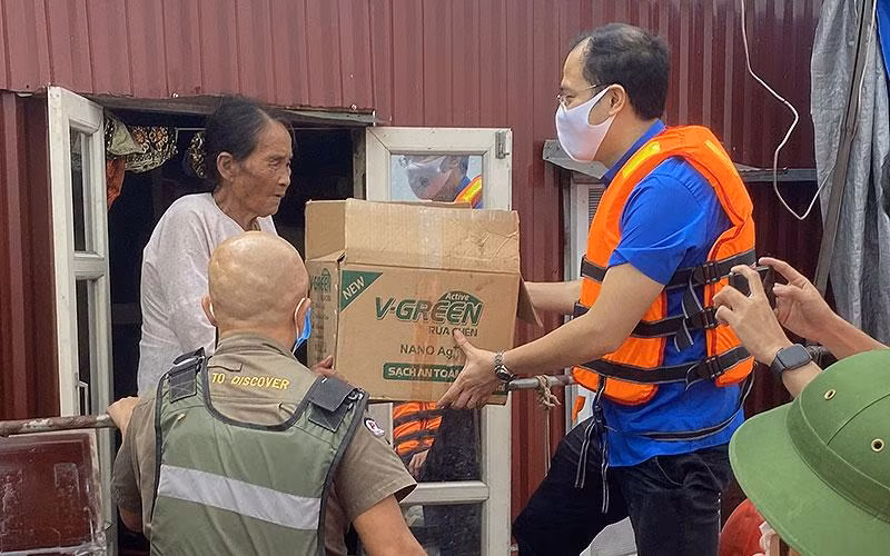Tiếp sức người dân làng chài sông Hồng trong đại dịch