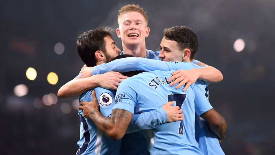 Các cầu thủ Man City bêu rếu M.U.