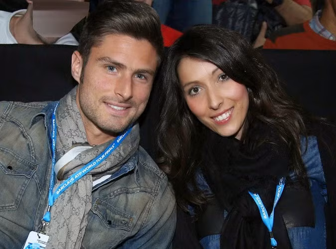 Giroud từ chối Everton vì vợ không muốn rời London.