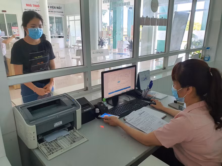BHXH Việt Nam dự tính sử dụng căn cước công dân gắn chíp thay cho thẻ BHYT giấy và điện tử đang áp dụng. Ảnh người dân sử dụng thẻ BHYT điện tử trên ứng dụng VssID trong khám chữa bệnh BHYT.