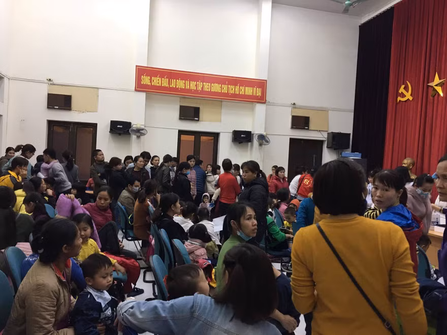 BV Nhiệt đới TƯ huy động cả hội trường để đón tiếp, phát số và làm xét nghiệm cho các bé