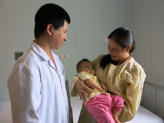 Bác sĩ Cao Việt Tùng thăm hỏi sức khoẻ bé N.M.N