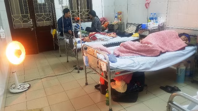 Buồng bệnh tại Bệnh viện Da liễu Trung ương được trang bị đầy đủ quạt sưởi, chăn ấm, buồng bệnh kín đáo tránh gió lùa.