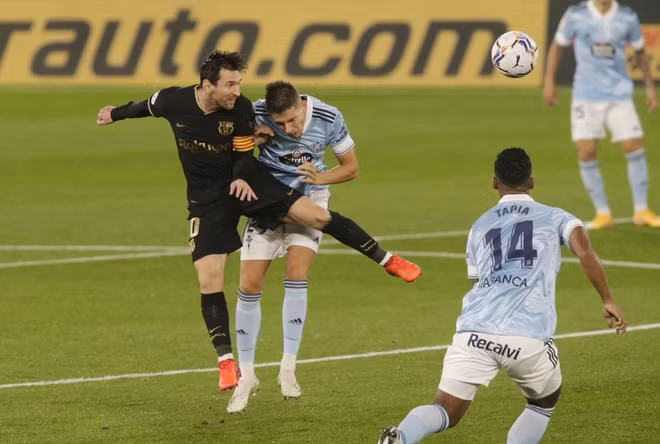 Celta Vigo bất lực trong việc kèm cặp Lionel Messi.