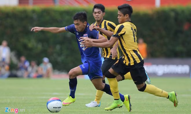 U23 Malaysia không cản được bước tiến của người Thái. Ảnh: Zing