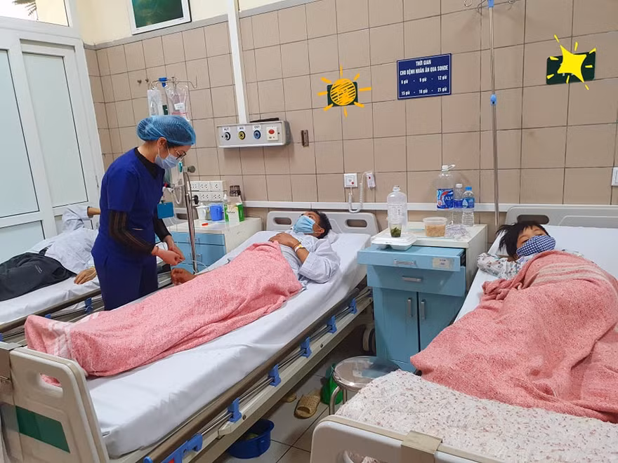 Hiện 2 bố con anh Tẩn Văn Líu đang được điều trị tại TT Chống độc, BV Bạch Mai. Ảnh: Bệnh viện cung cấp