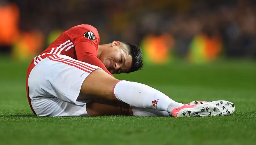 Marcos Rojo sẽ nghỉ cả giai đoạn lượt đi mùa giải 2017/18.