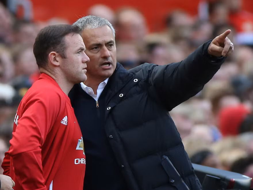 HLV Mourinho lại “trảm” Rooney.