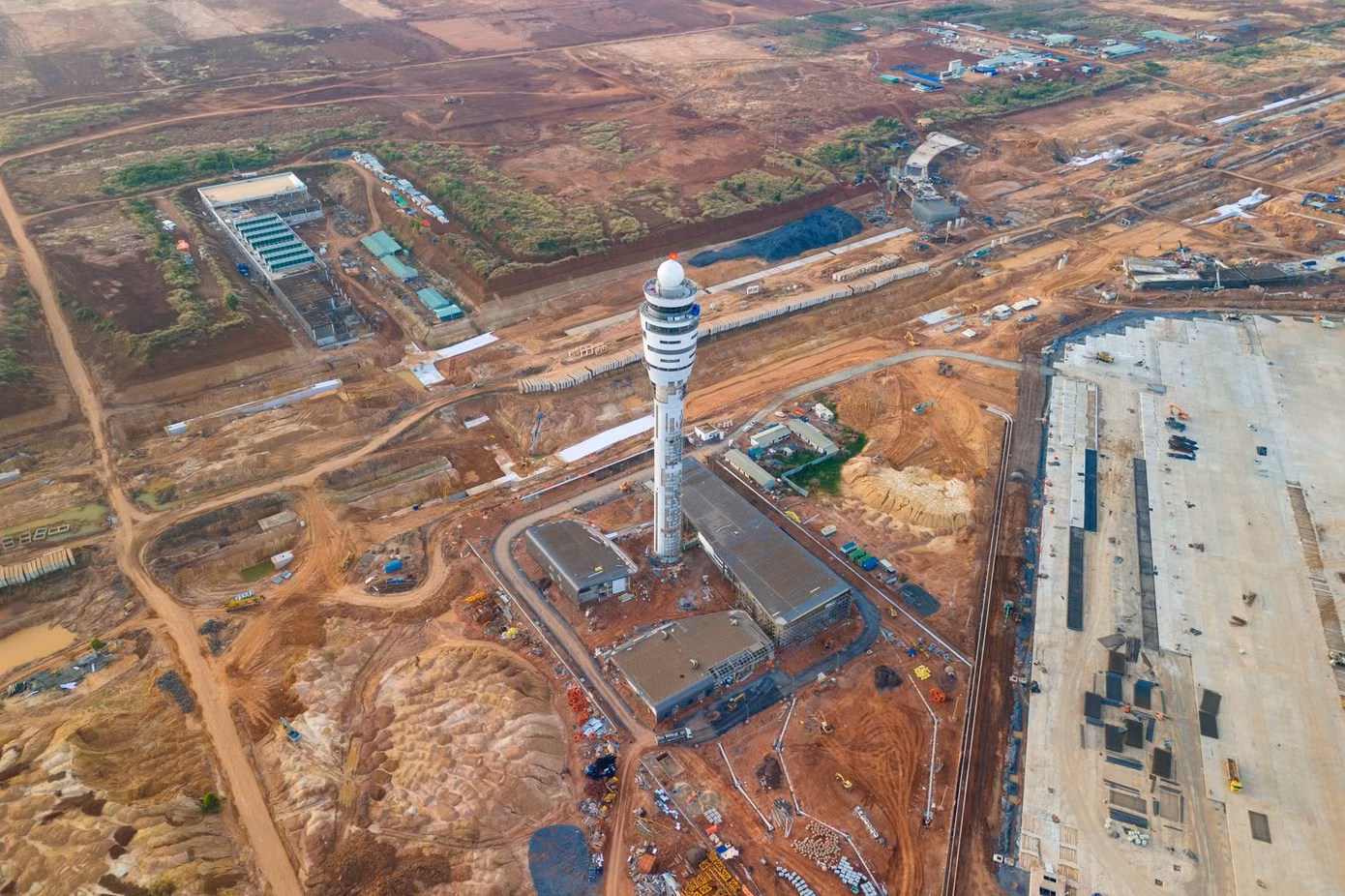 Đến nay, công trình đã cơ bản hoàn thành 8 hạng mục quan trọng, trong đó có nhà ga hành khách - được ví như "trái tim", và đài kiểm soát không lưu - "bộ óc" của sân bay. Ảnh: Quỳnh Danh.