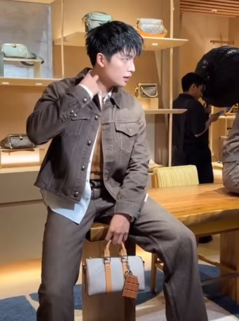 louis-vuitton-100426-13.png