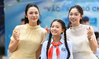 Á hậu Vân Nhi và người đẹp Thùy Dương đồng hành trang bị “vắc-xin số” cho học sinh