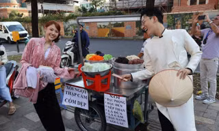 Xe xôi ngũ sắc bất ngờ nổi tiếng vì "ăn ảnh", Uyển Ân cũng tranh thủ check-in